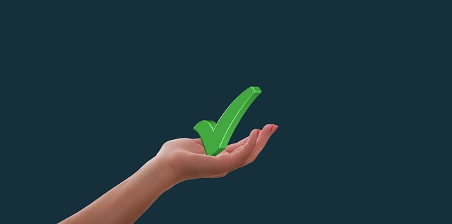 チェックリストにチェックを入れていく手元の様子